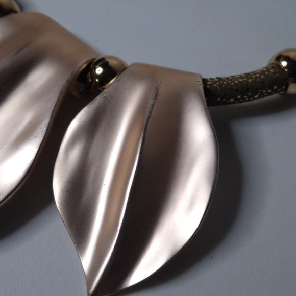 Metal Leaf Pendant Necklace Adjustable 17 To 19.5 Inches - Picture 4 of 12